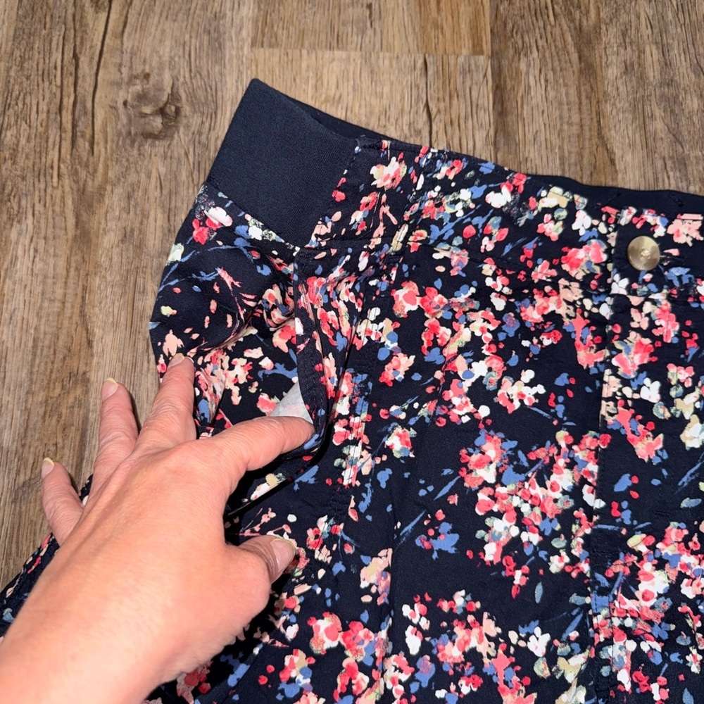 LEE Riders • Floral Mid Rise Stretch Shorts - Picture 2 of 7